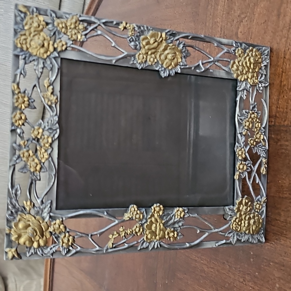 Beautiful Vintage Metal Flowers Picture Frame - Picture 3 of 6
